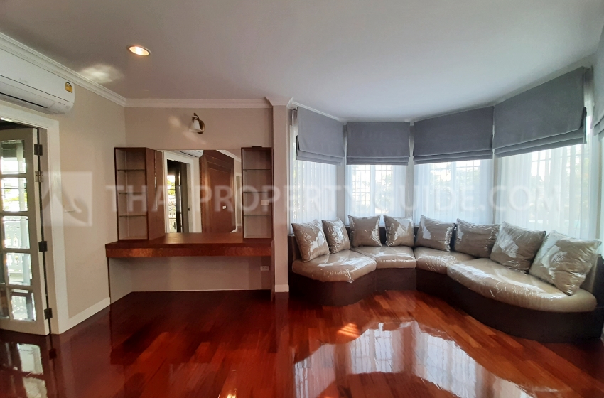 House with Shared Pool in Bangnatrad 
